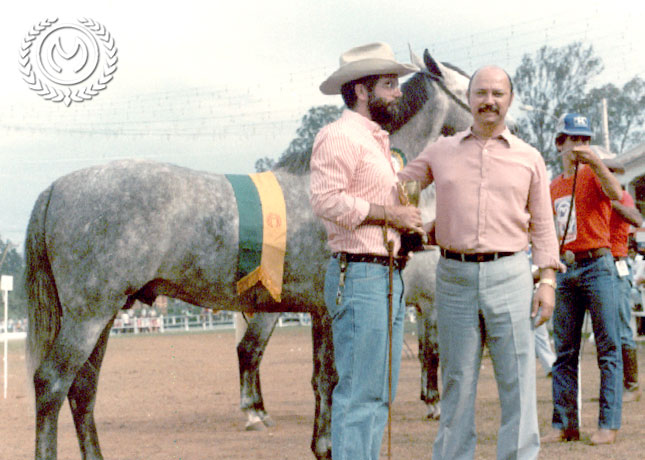 Beto Meirelles recebendo o prêmio de Campeão Nacional Cavalo 1984